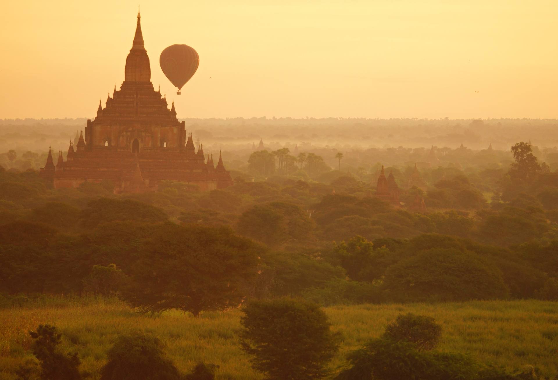 Sonnenaufgang auf der Shwesandaw Pagode (erbaut 1057 n Chr.)